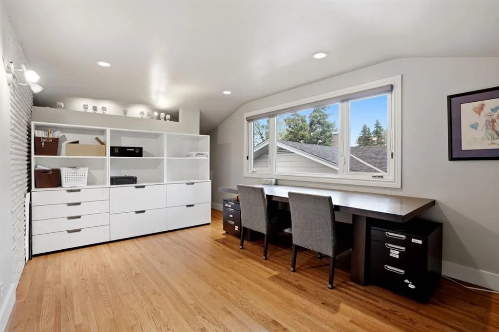1508 Windsor Street NW, Calgary — photo 4 of 50