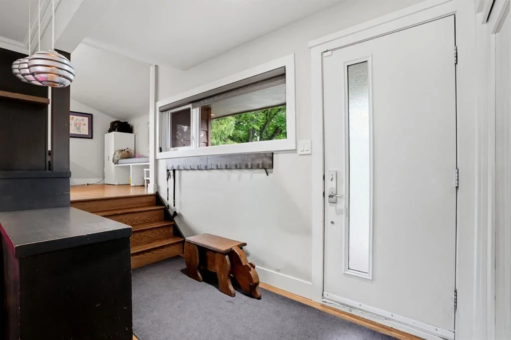 1508 Windsor Street NW, Calgary — photo 5 of 50