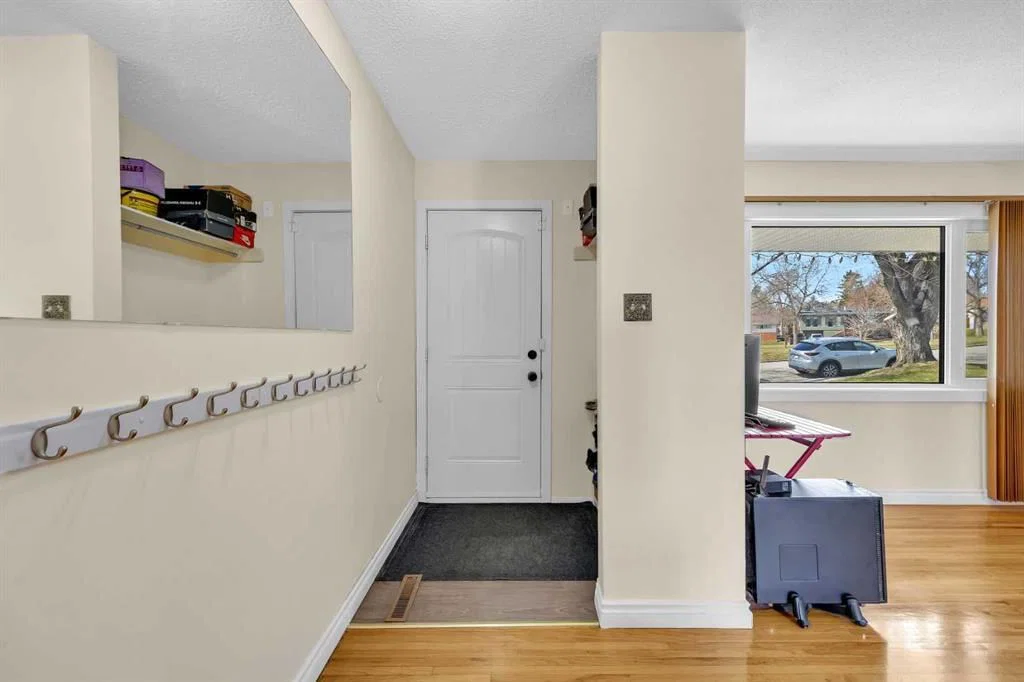 5008 2 Street NW, Calgary — photo 2 of 37