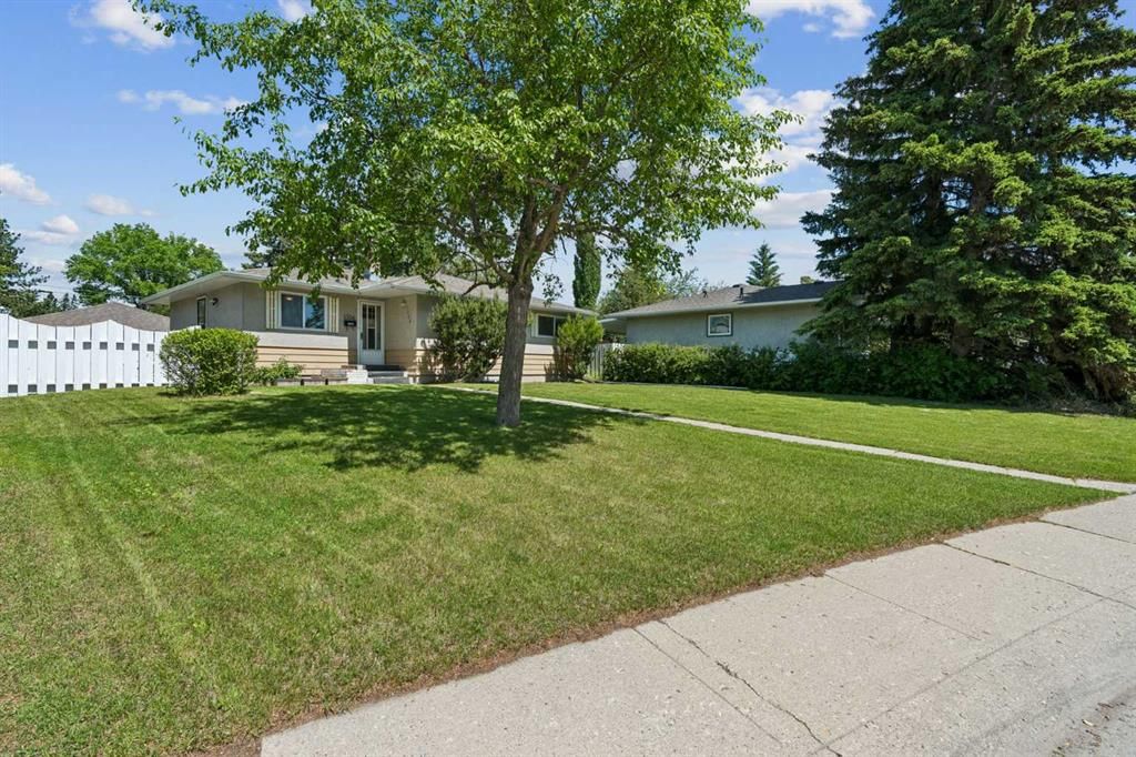 1306 87 Avenue SW, Calgary — photo 3 of 47