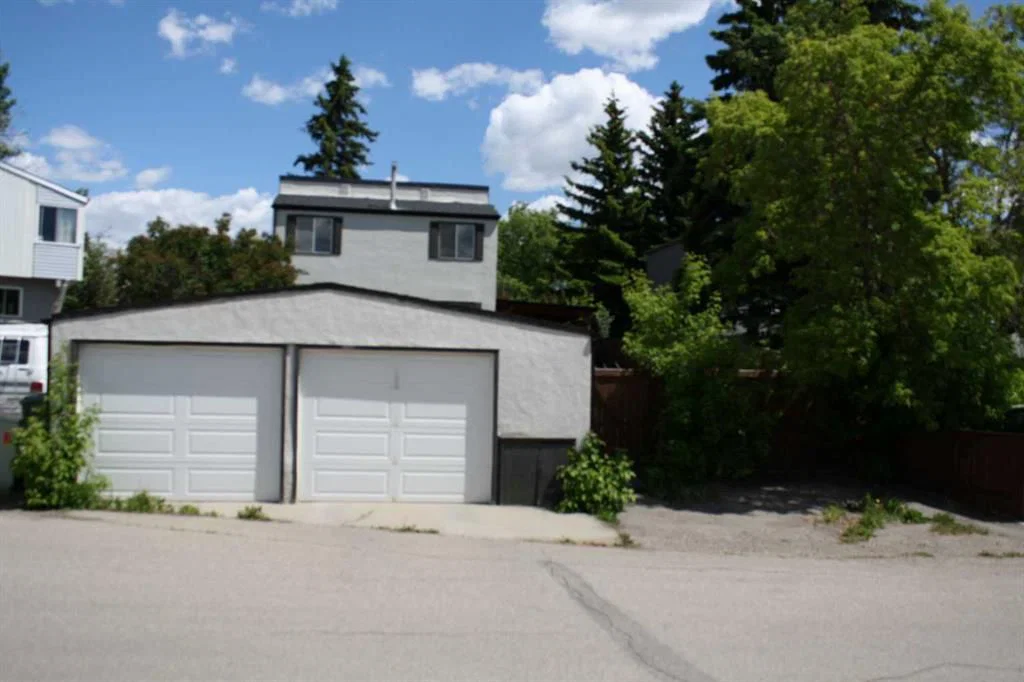 3052 32A Avenue SE, Calgary — photo 3 of 37