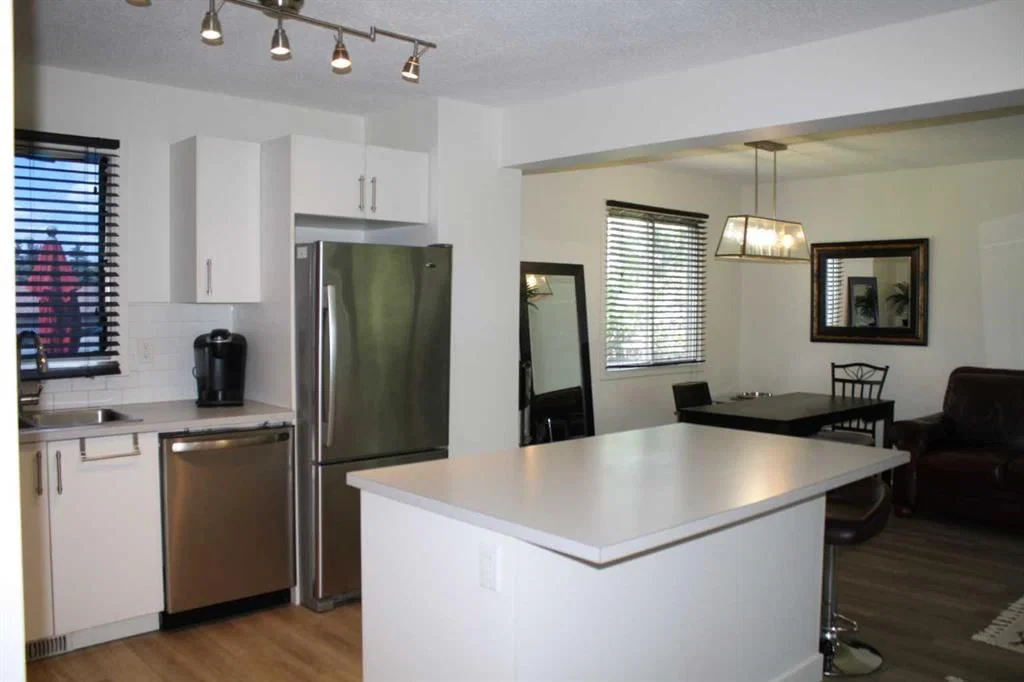 3052 32A Avenue SE, Calgary — photo 4 of 37