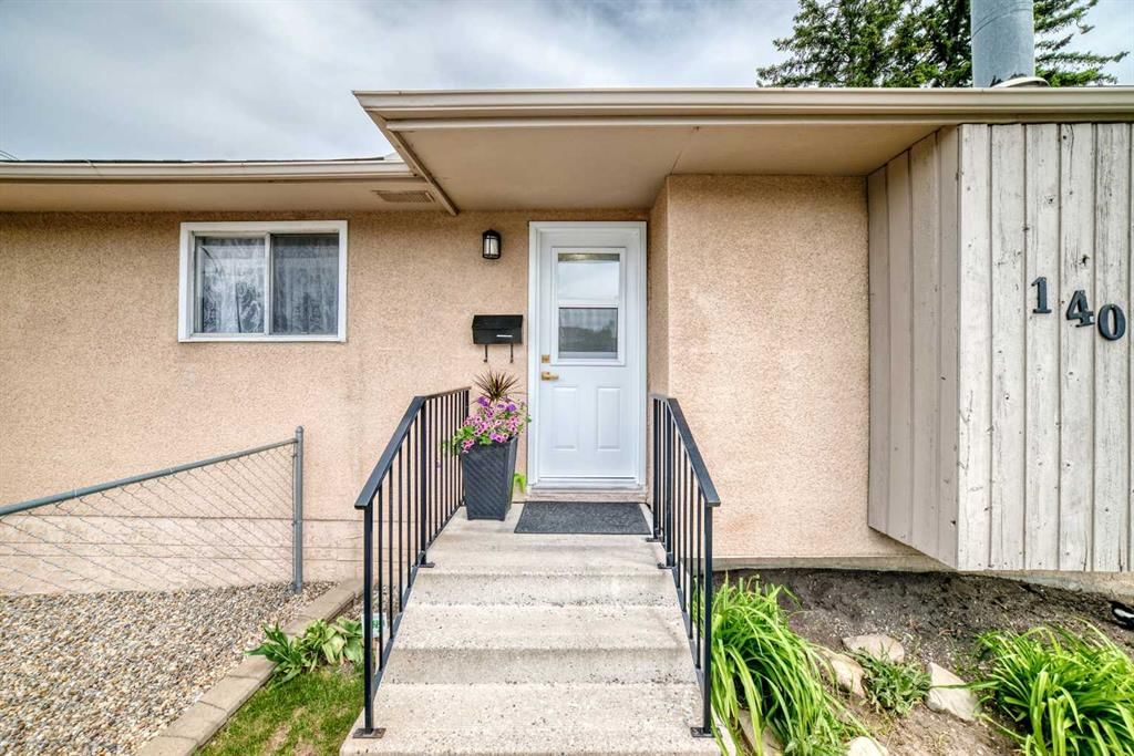 1404 Marlyn Way NE, Calgary — photo 4 of 49