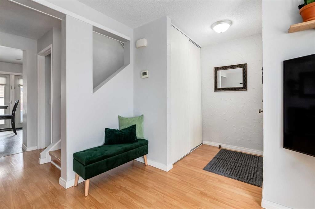 955 Erin Woods Drive SE, Calgary — photo 2 of 33
