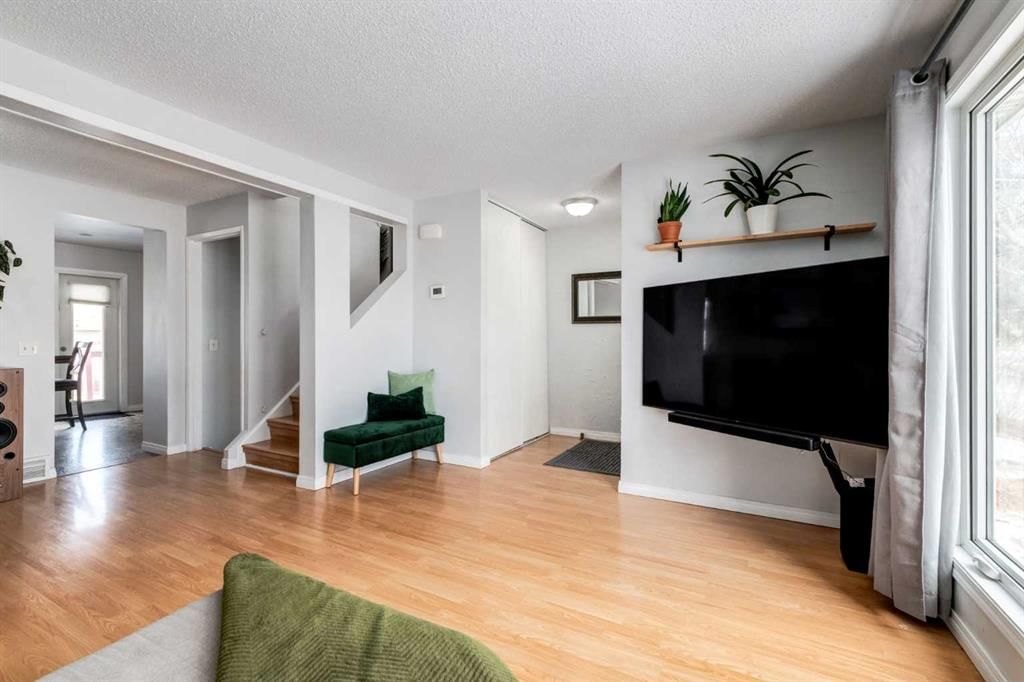 955 Erin Woods Drive SE, Calgary — photo 3 of 33