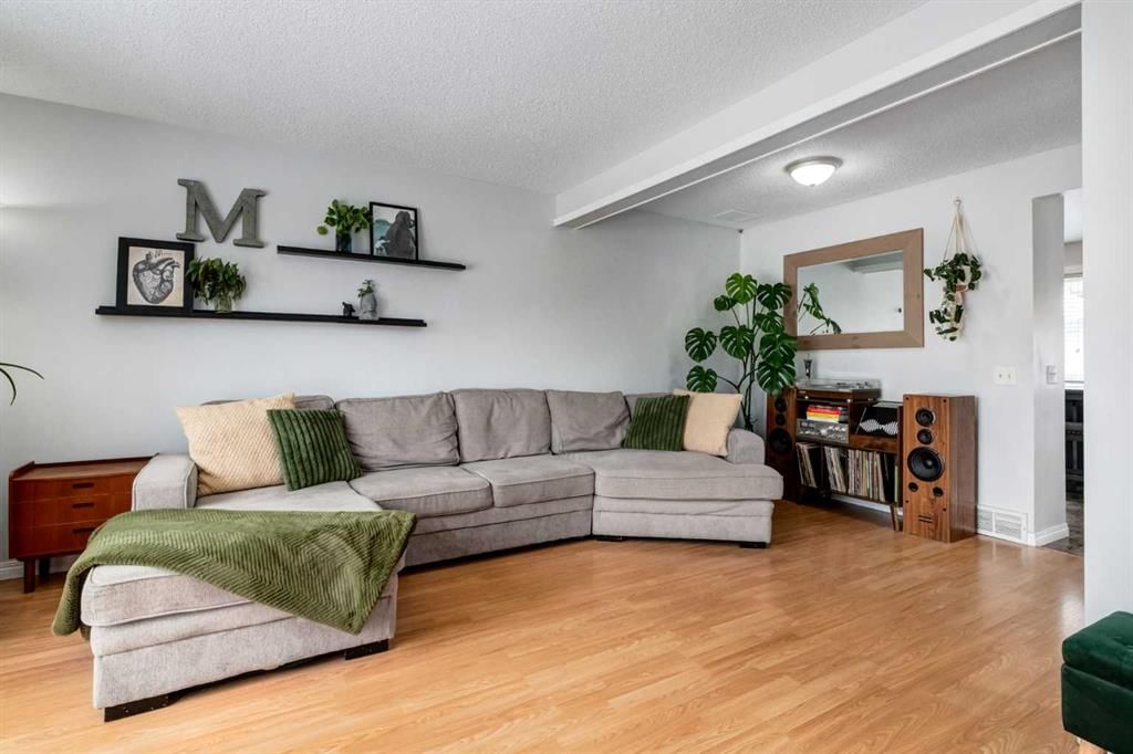 955 Erin Woods Drive SE, Calgary — photo 4 of 33