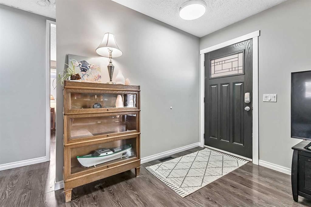 399 Maitland Crescent NE, Calgary — photo 2 of 27