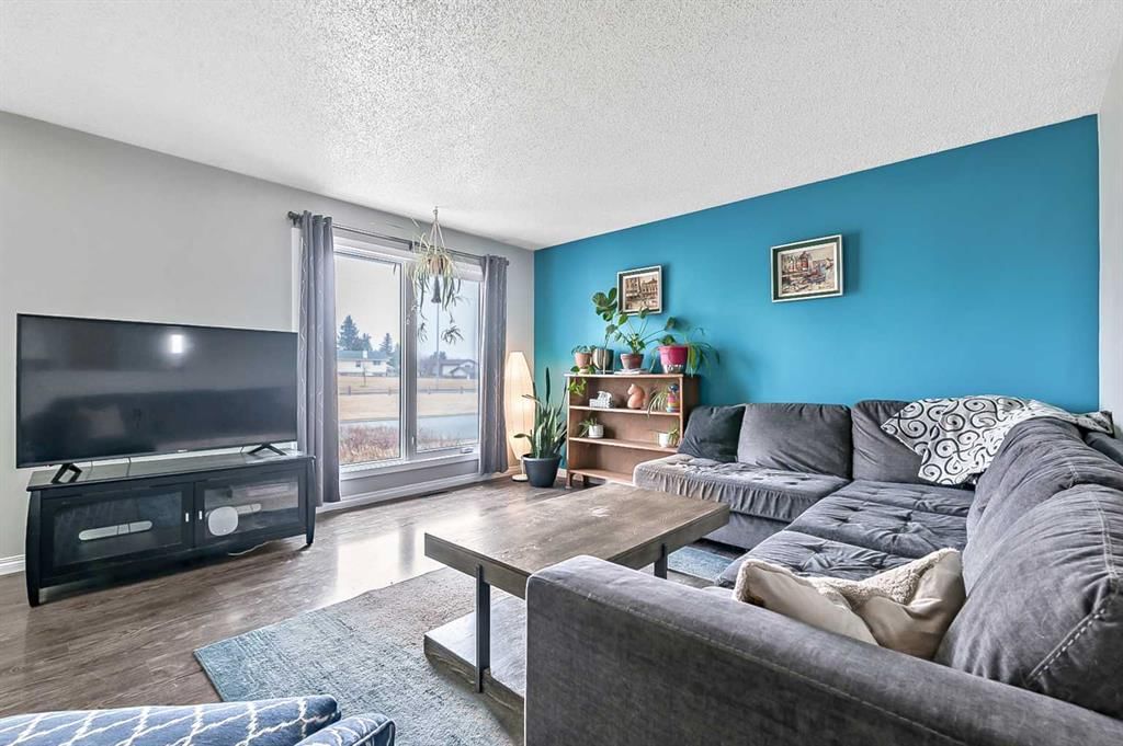 399 Maitland Crescent NE, Calgary — photo 4 of 27