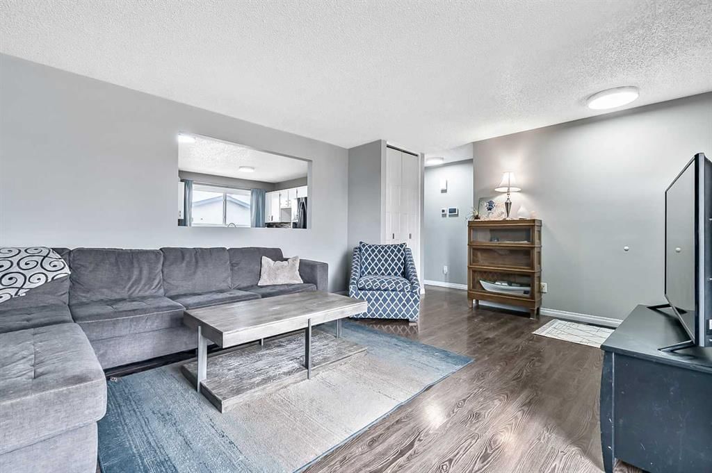399 Maitland Crescent NE, Calgary — photo 5 of 27