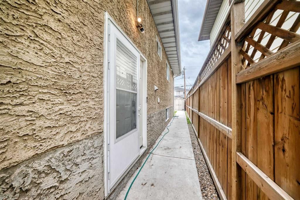 4331 72 Street NW, Calgary — photo 3 of 26