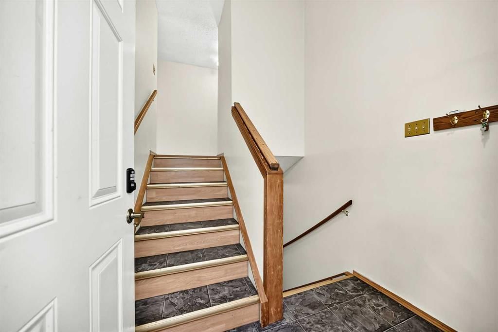 4331 72 Street NW, Calgary — photo 4 of 26