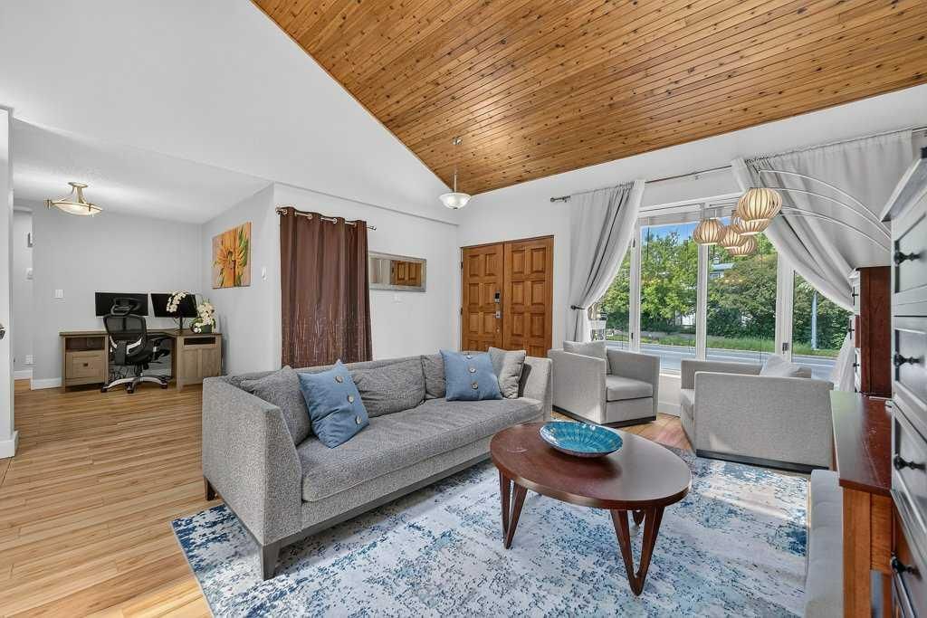 2319 5 Avenue NW, Calgary — photo 4 of 45