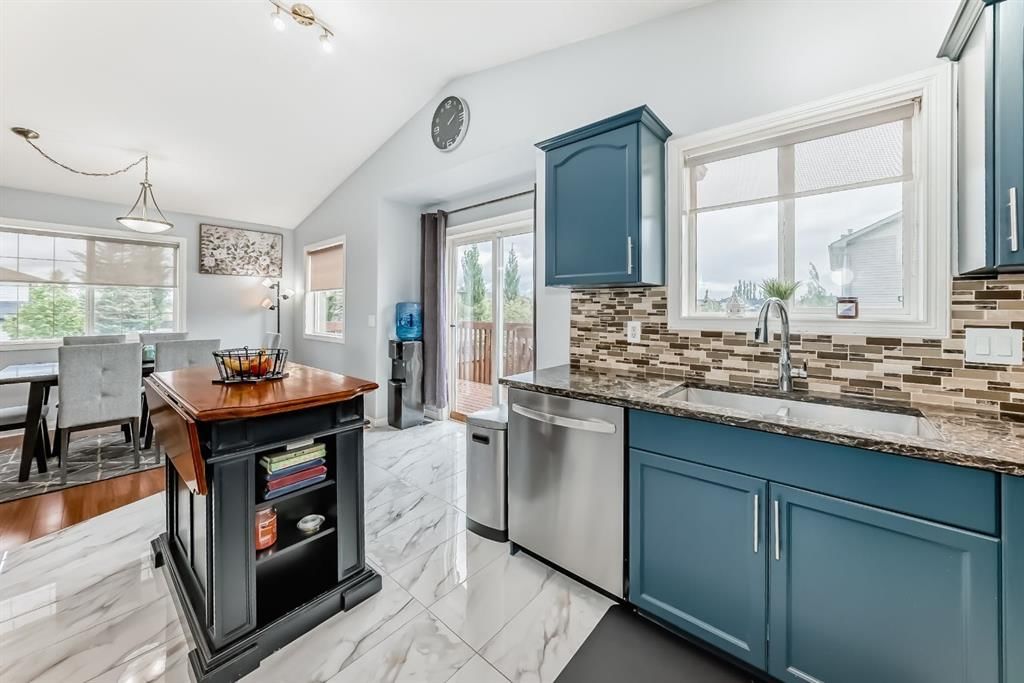 98 Canoe Square SW, Airdrie — photo 5 of 46