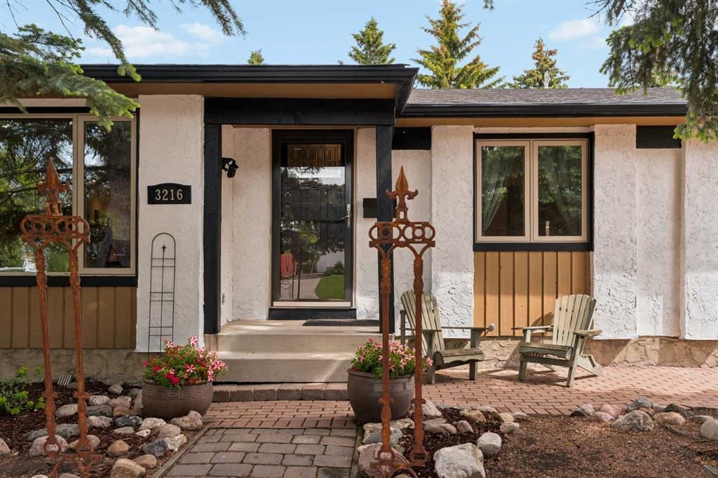 3216 Oakwood Drive SW, Calgary — main listing photo