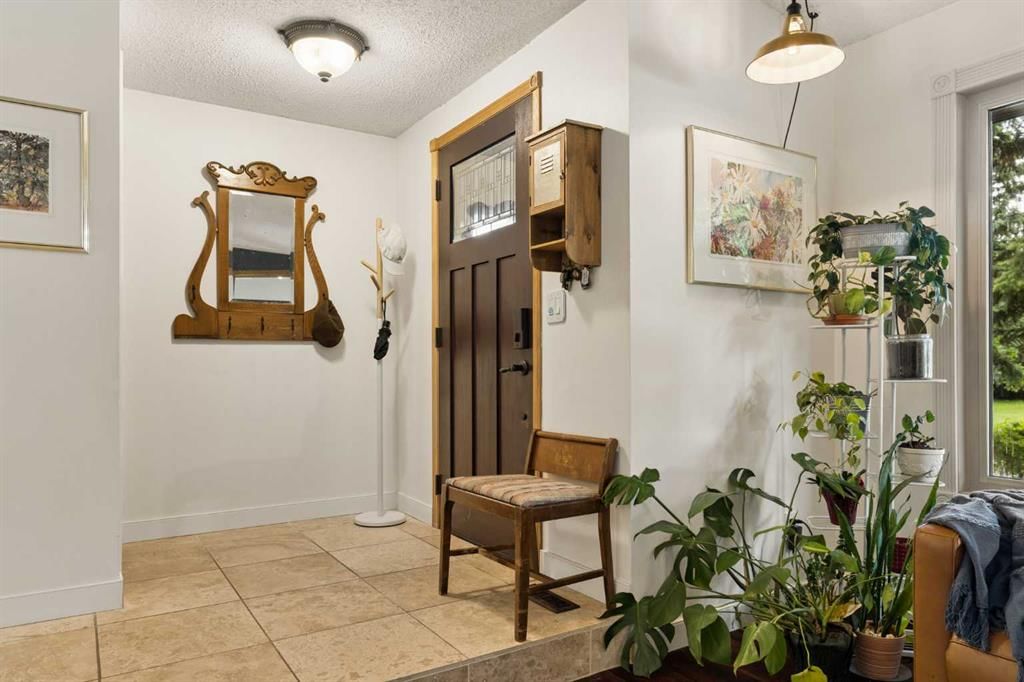 3216 Oakwood Drive SW, Calgary — photo 3 of 33