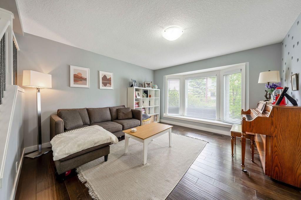 15 Woodmont Green SW, Calgary — photo 3 of 41