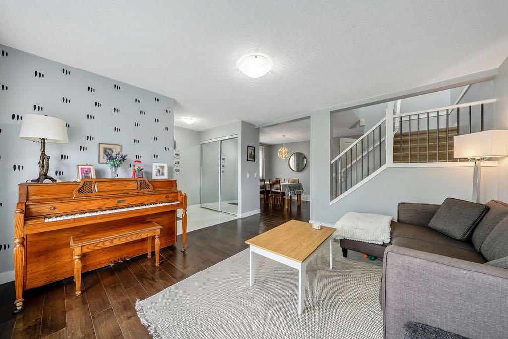 15 Woodmont Green SW, Calgary — photo 4 of 41