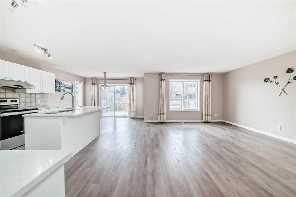 9 Somerside Crescent SW, Calgary — photo 2 of 43