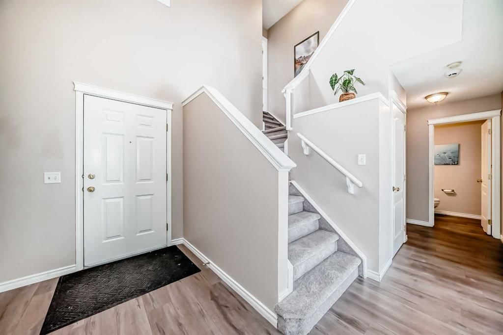 9 Somerside Crescent SW, Calgary — photo 4 of 43