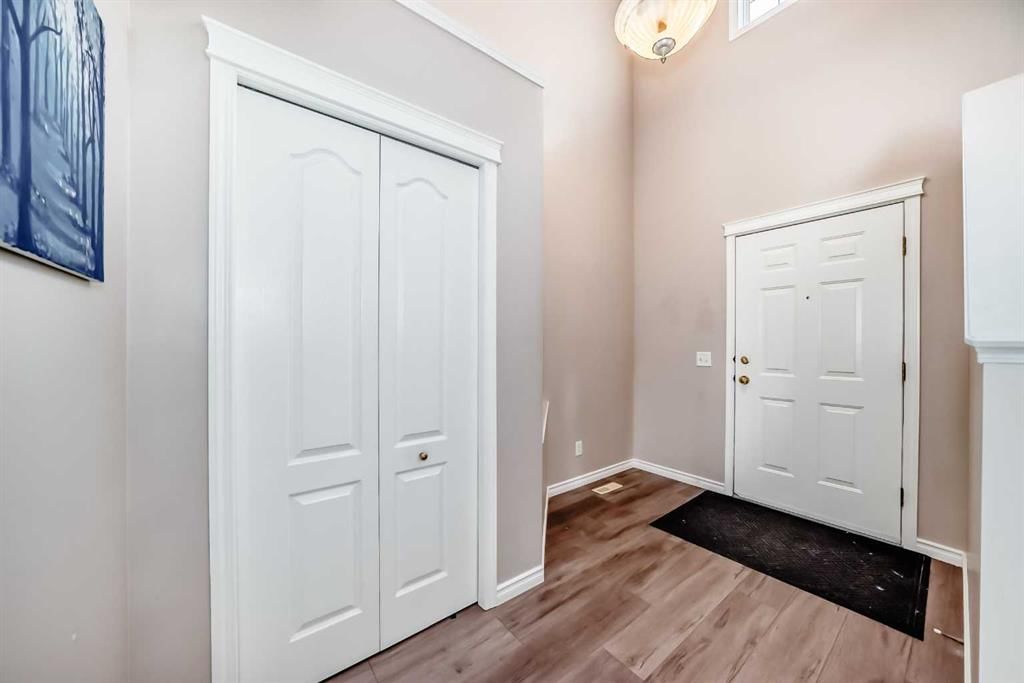 9 Somerside Crescent SW, Calgary — photo 5 of 43