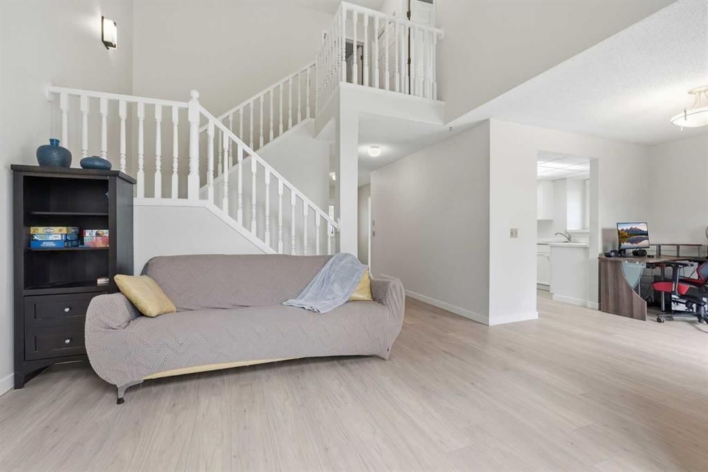 781 Sandringham Place NW, Calgary — photo 4 of 32