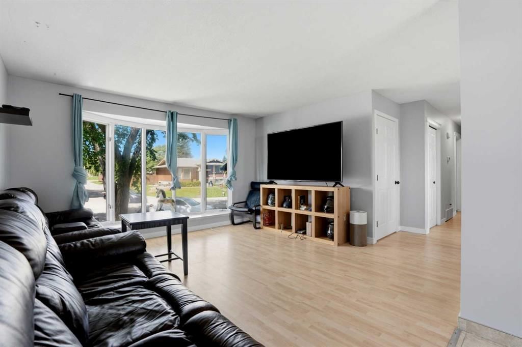 5048 Whitestone Way NE, Calgary — photo 4 of 41