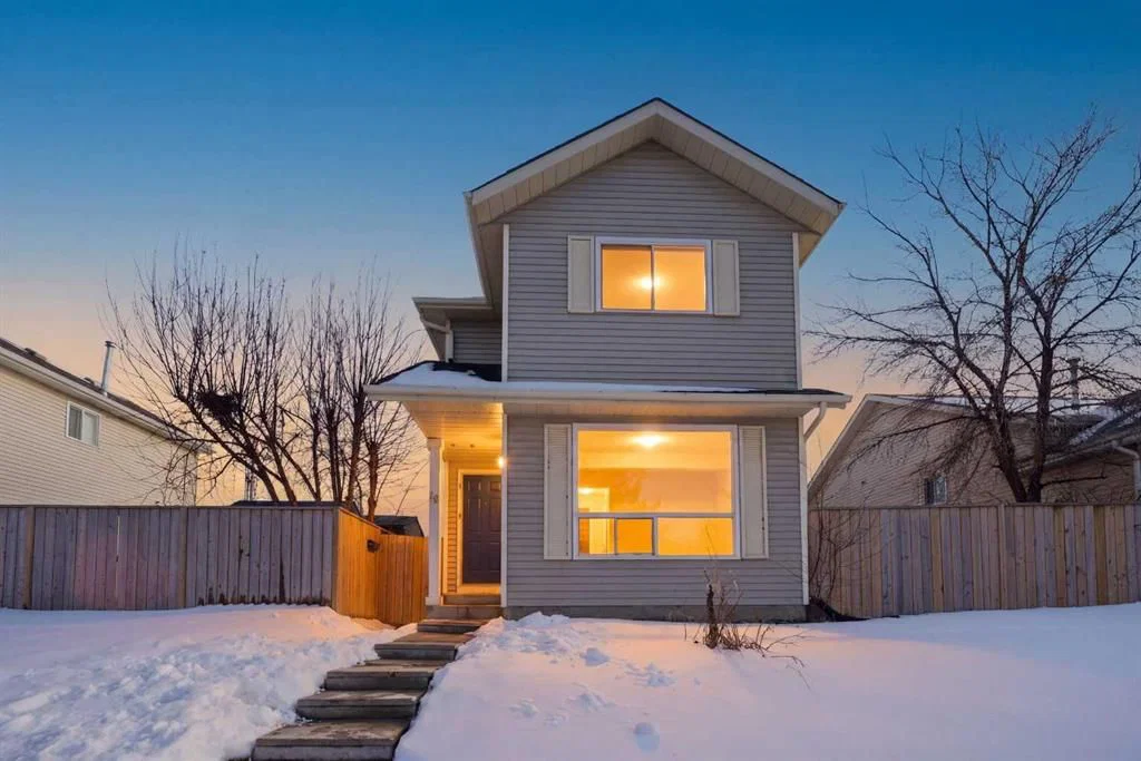 19 Appletree Close SE, Calgary — photo 2 of 43