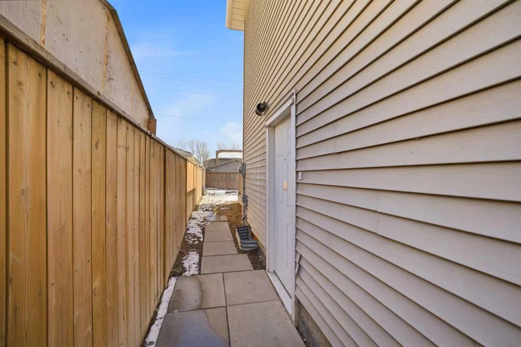 19 Appletree Close SE, Calgary — photo 4 of 43