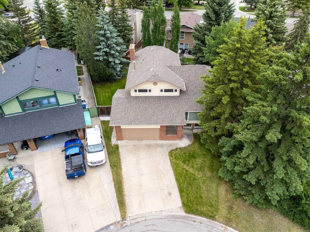 27 Woodgreen Place SW, Calgary — photo 2 of 38