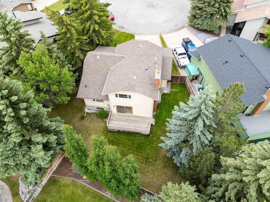 27 Woodgreen Place SW, Calgary — photo 4 of 38