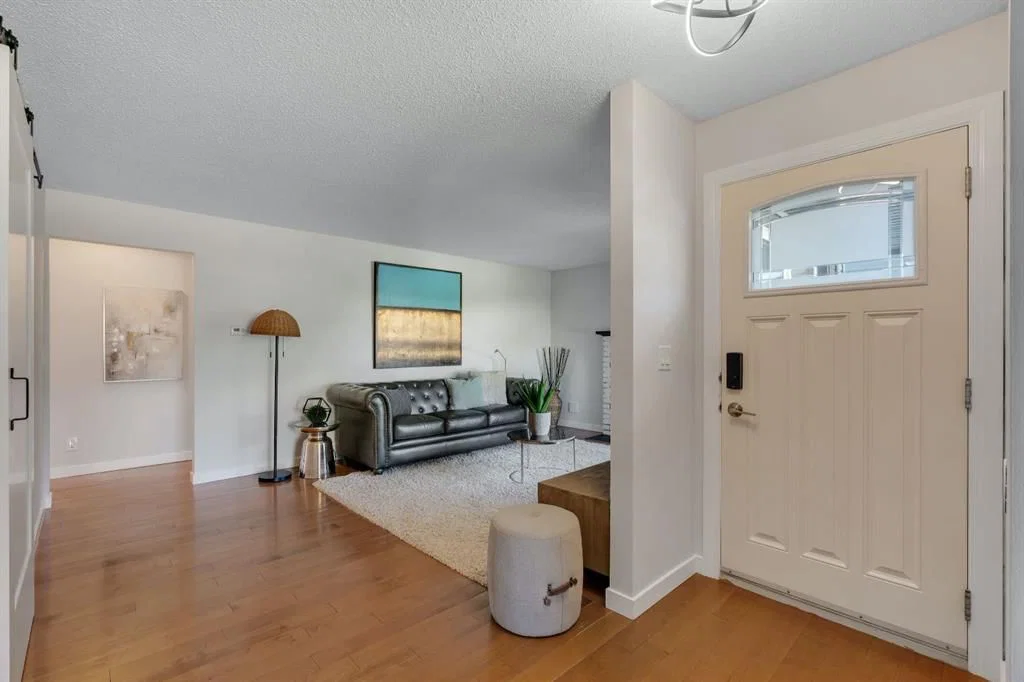 24 Shawcliffe Road SW, Calgary — photo 2 of 40