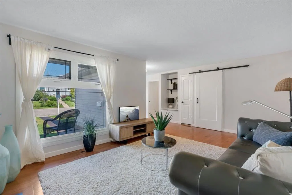 24 Shawcliffe Road SW, Calgary — photo 3 of 40