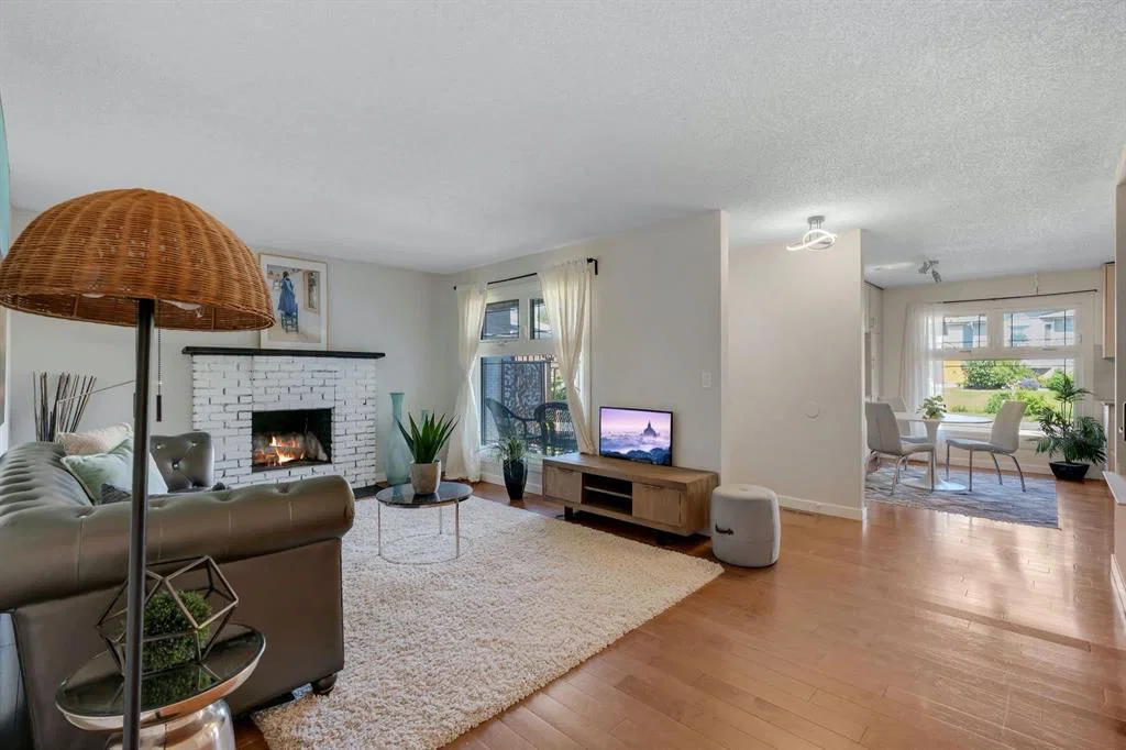 24 Shawcliffe Road SW, Calgary — photo 4 of 40