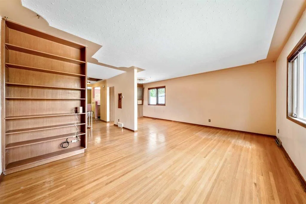 1811 Canberra Road NW, Calgary — photo 2 of 43