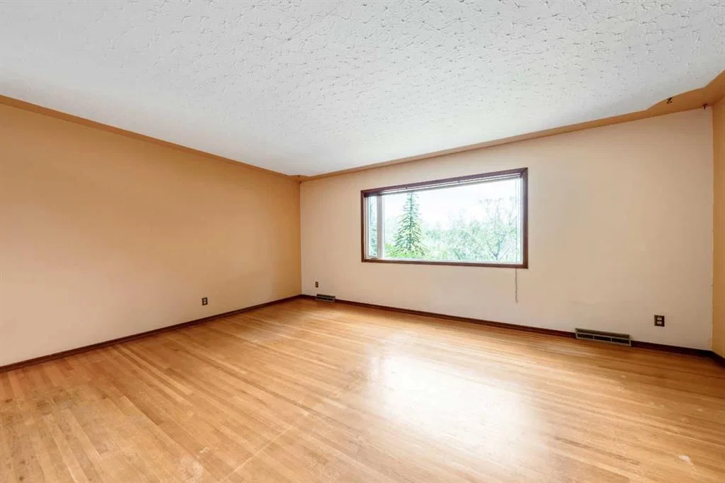 1811 Canberra Road NW, Calgary — photo 3 of 43