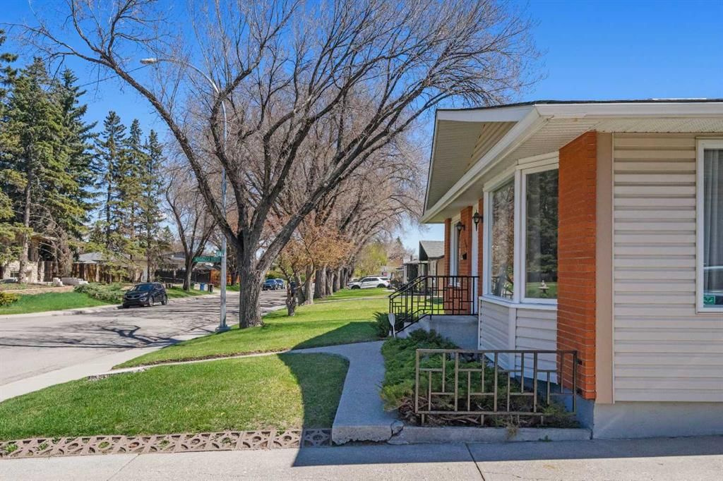 487 Arlington Drive SE, Calgary — photo 4 of 45