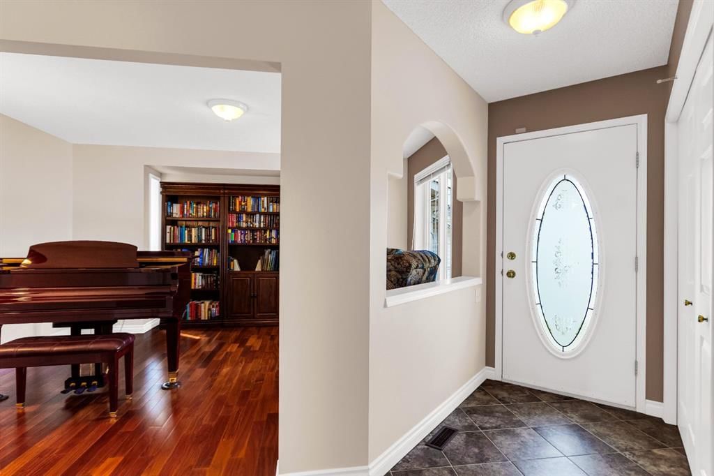 3751 Douglas Ridge Link SE, Calgary — photo 4 of 33