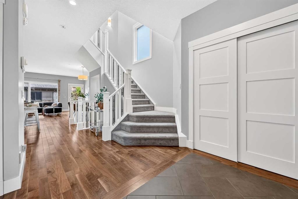 536 53 Avenue SW, Calgary — photo 5 of 47