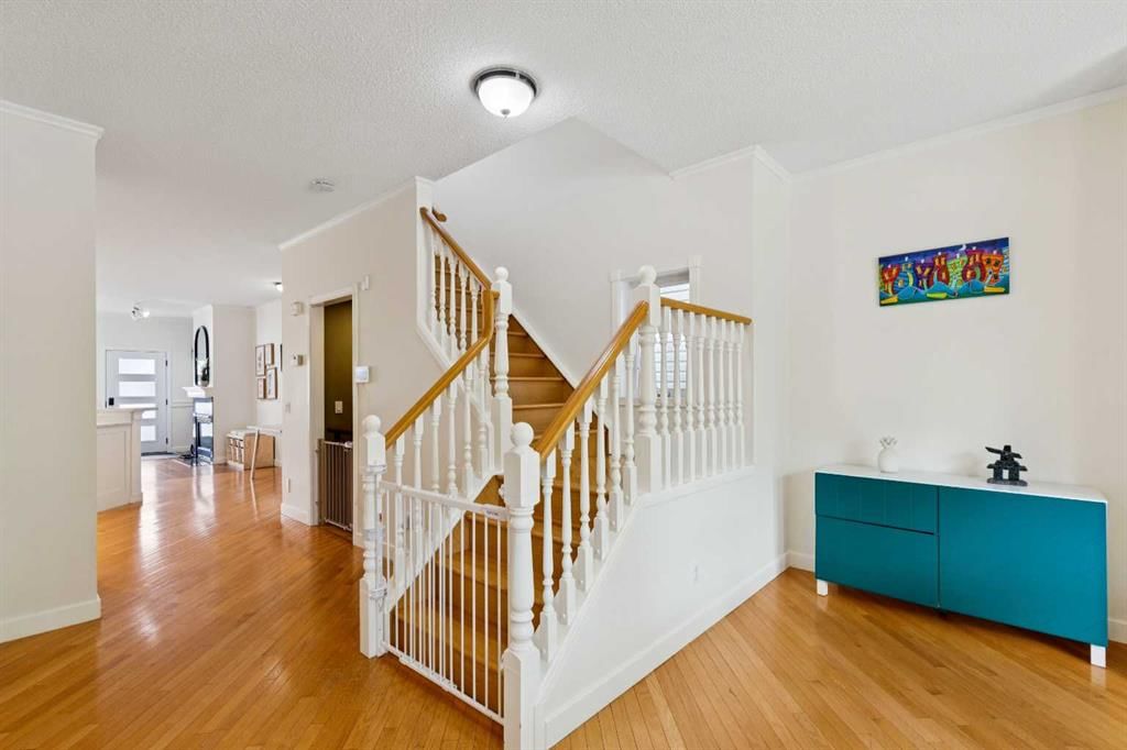 718 53 Avenue SW, Calgary — photo 5 of 42
