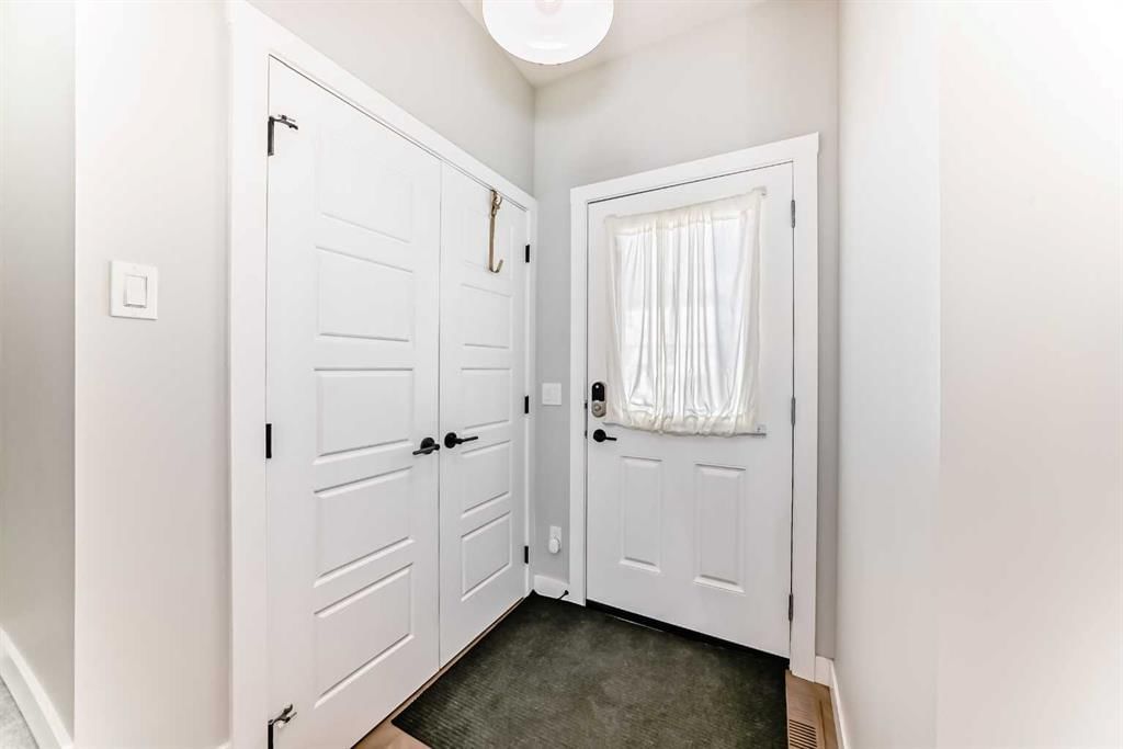 134 Versant View SW, Calgary — photo 3 of 38