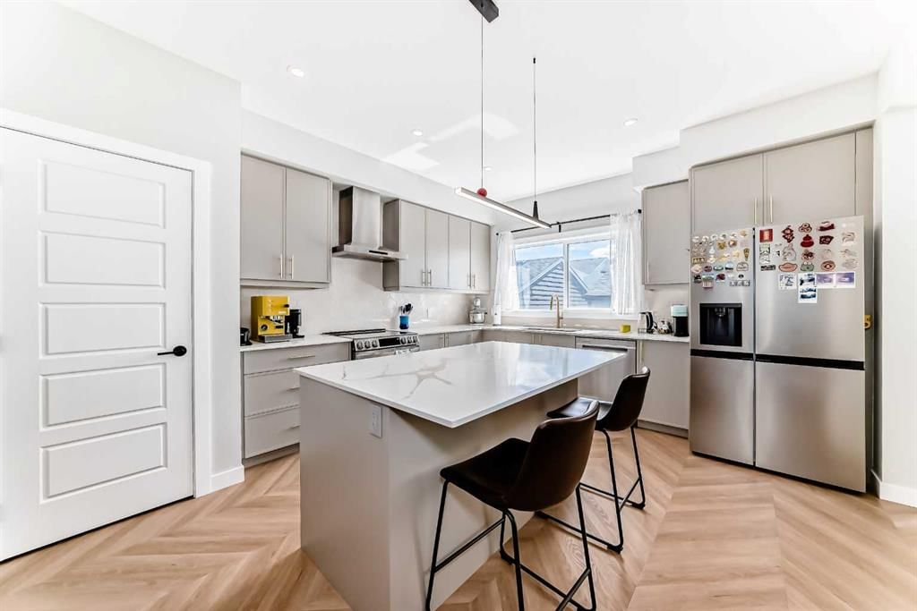 134 Versant View SW, Calgary — photo 4 of 38
