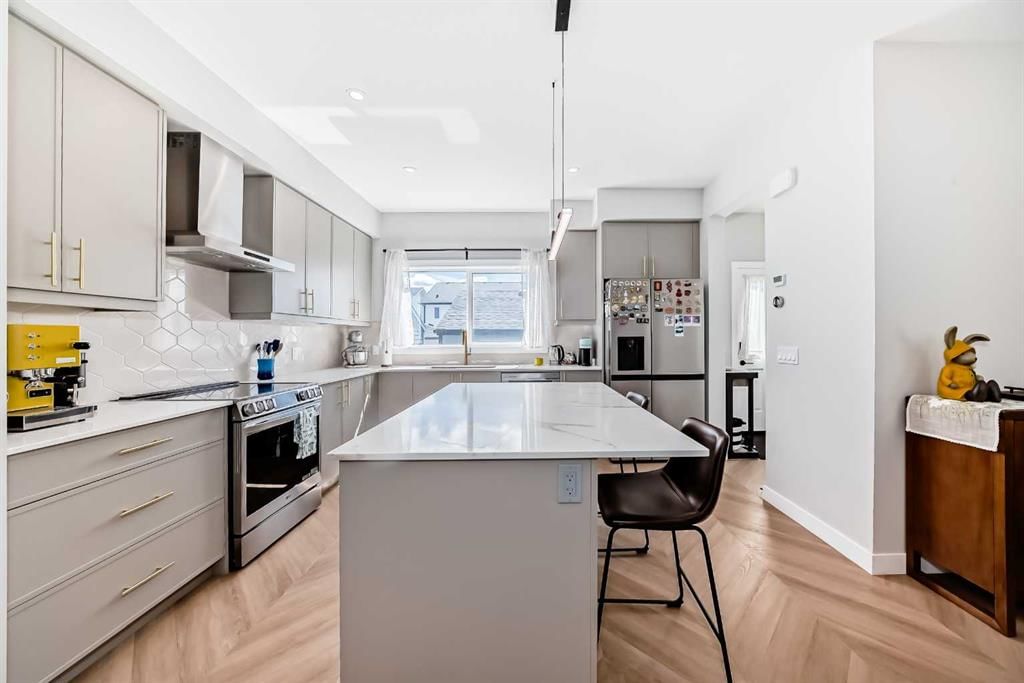 134 Versant View SW, Calgary — photo 5 of 38