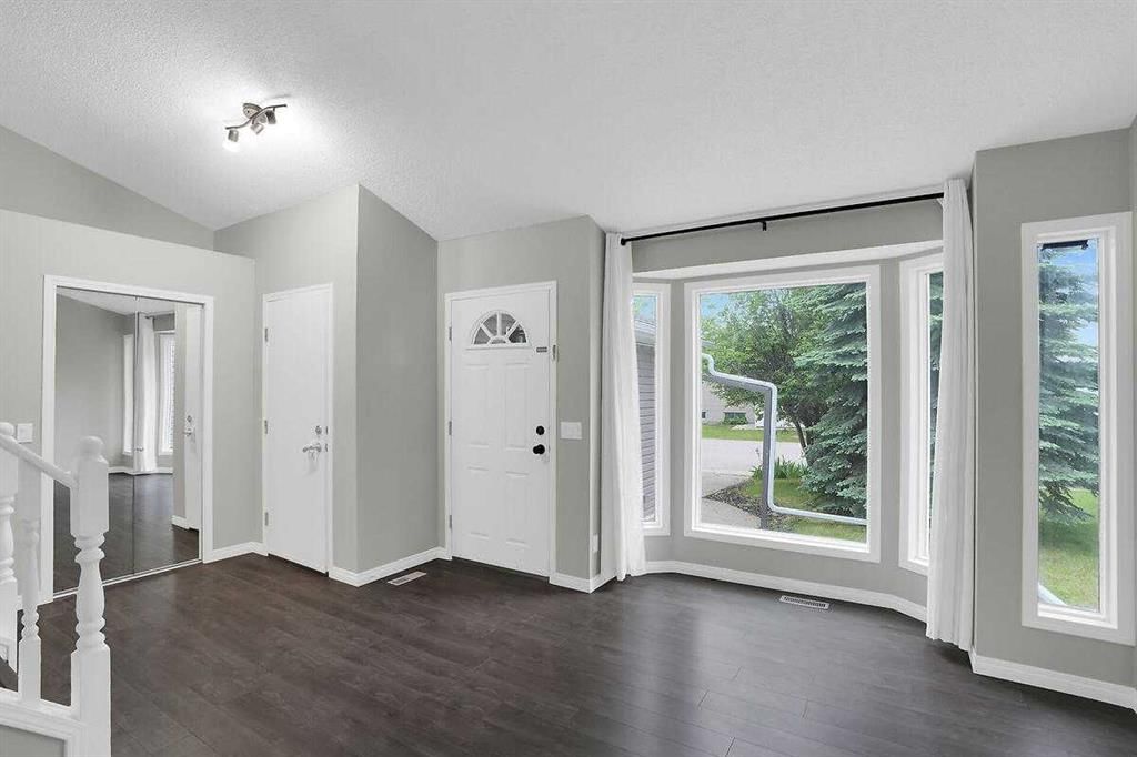 45 Shawinigan Road SW, Calgary — photo 3 of 38
