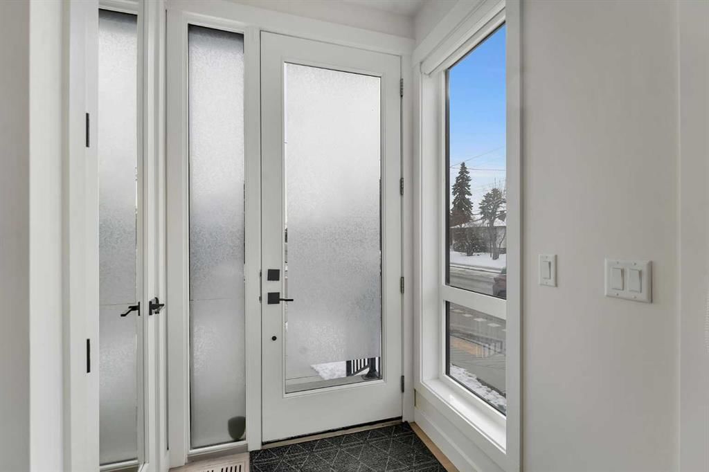 2501 17A Street NW, Calgary — photo 4 of 38
