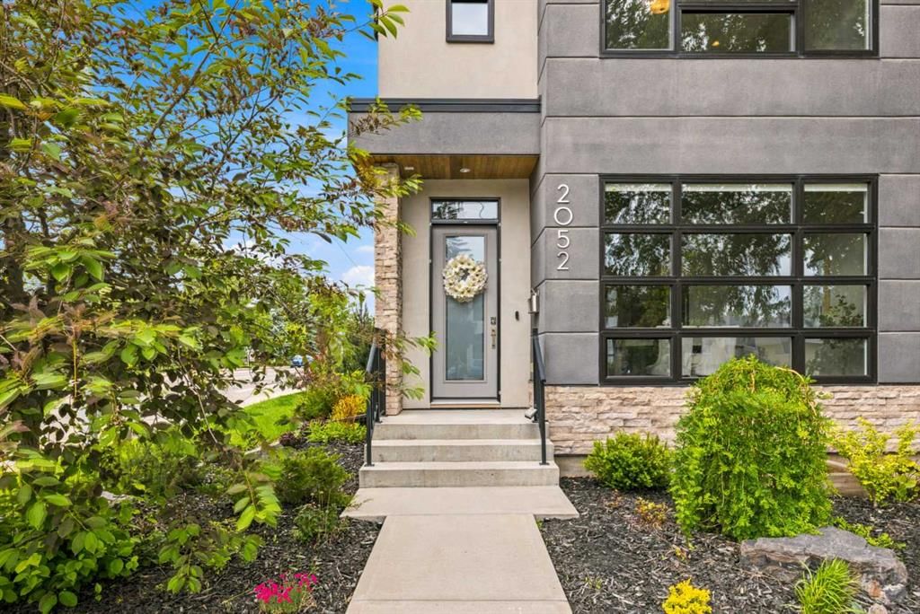2052 46 Avenue SW, Calgary — photo 3 of 42