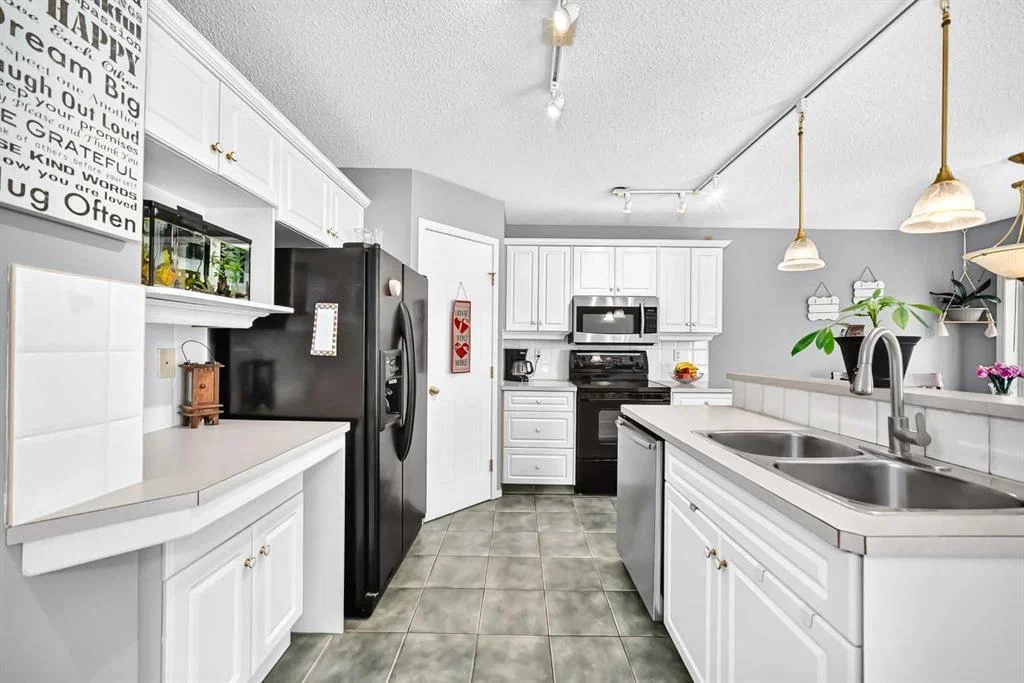 220 Shawbrooke Manor SW, Calgary — photo 2 of 50