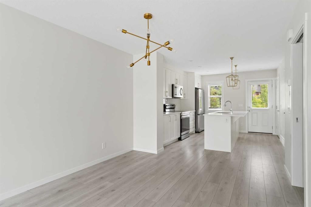 469 Cranbrook Square SE, Calgary — photo 5 of 25