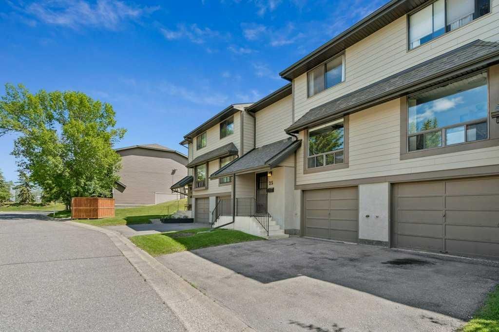 25, 5019 46 Avenue SW, Calgary — photo 2 of 36