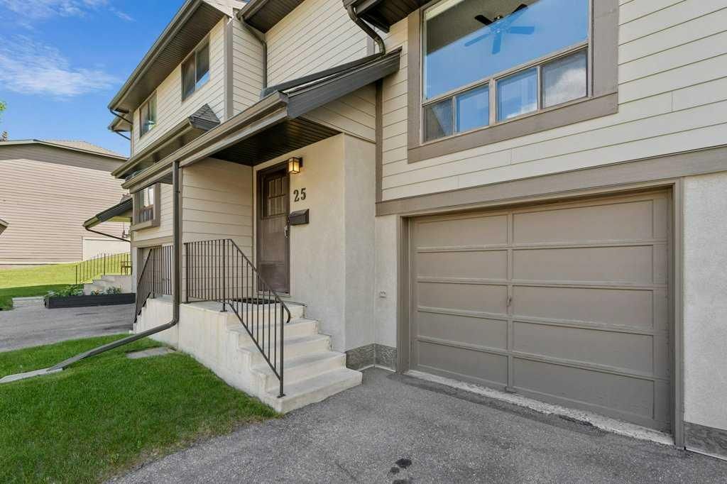 25, 5019 46 Avenue SW, Calgary — photo 3 of 36