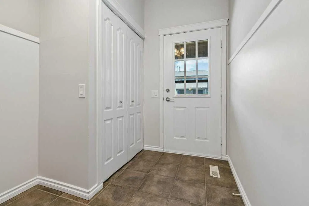 25, 5019 46 Avenue SW, Calgary — photo 4 of 36